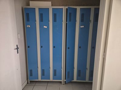 deux casiers bleus dans le couloir d'un immeuble