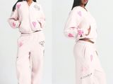 deux photos d'une femme portant un pyjama rose et des chaussures marron