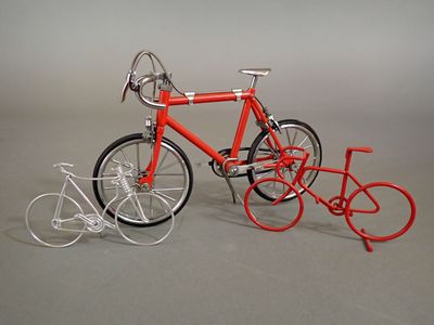 Ensemble comprenant un modèle réduit de bicyclette et deux b…