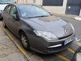 une voiture garée sur le bord de la route, près du trottoir
