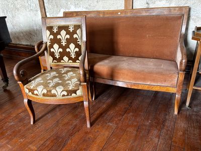 deux chaises et un banc dans une pièce avec du parquet