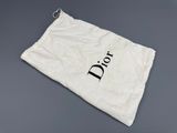 une serviette blanche sur laquelle est imprimé le mot « Dior »