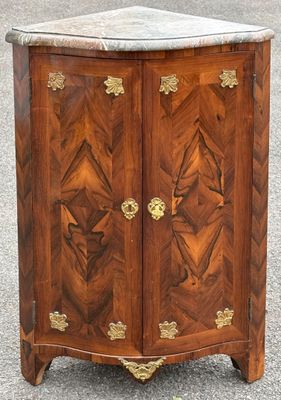 une armoire en bois avec un plateau en marbre dans la rue