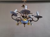 un lustre orné d'un bouquet de fleurs