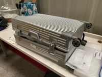 Une valise rigide argent (photo 2)