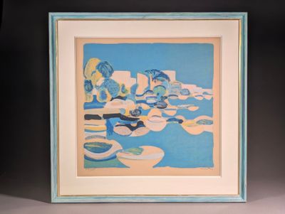 peinture représentant des bateaux sur l'eau, dans un cadre bleu sur fond noir