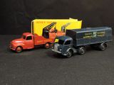 deux camions jouets assis l'un à côté de l'autre