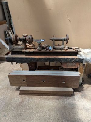 une machine posée sur une table dans une pièce