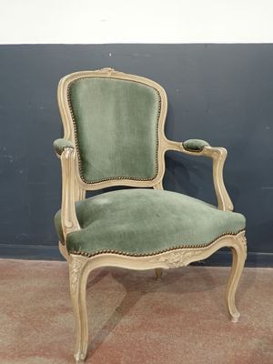 a green chair that is sitting in a room