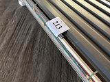plusieurs pièces de métal sont empilées dans un entrepôt