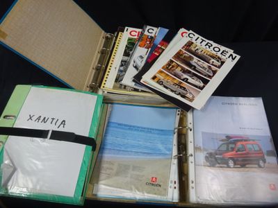 un grand nombre de livres posés sur une table