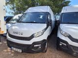 deux camionnettes blanches garées l'une à côté de l'autre dans un parking