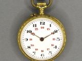 une montre de poche en or avec un cadran blanc et des chiffres