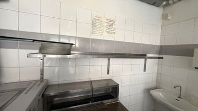 une cuisine équipée d'un évier, d'une cuisinière et d'une baignoire