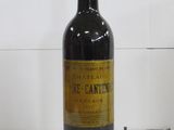 une bouteille de vin posée sur une table