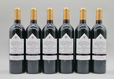six bouteilles de vin rouge sont alignées