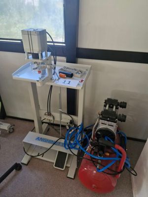une machine posée sur une table dans une pièce