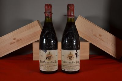 deux bouteilles de vin posées l'une à côté de l'autre sur une table