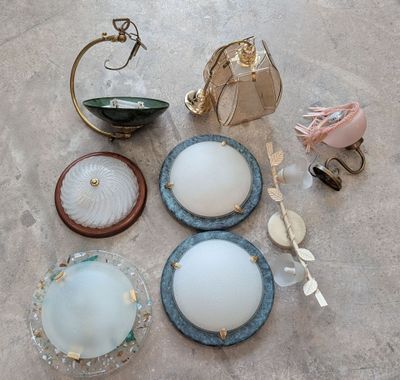 un grand nombre d'objets posés à même le sol