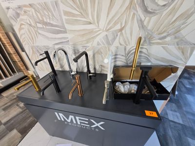 une photo d'un présentoir de produits capillaires dans un magasin