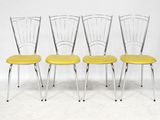 quatre chaises jaunes avec des pieds en métal et une assise jaune