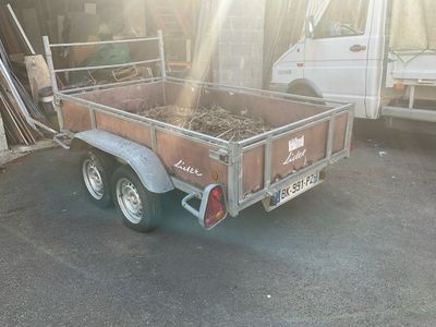 un camion avec une remorque attelée à l'arrière