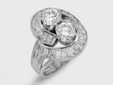 une image représentant une bague en diamant et en or blanc sur fond blanc