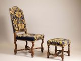 une paire de chaises dont l'assise est recouverte d'un tissu bleu et or