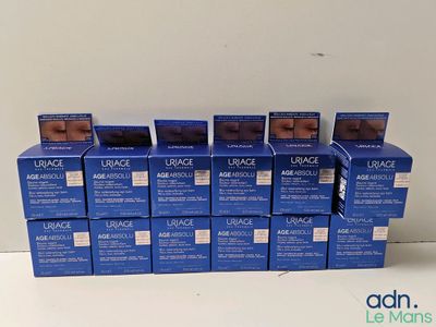 les boîtes sont empilées les unes sur les autres sur la table