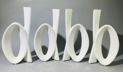 cinq lettres blanches superposées