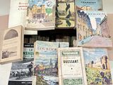 plusieurs livres sont empilés sur une table