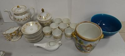 une table sur laquelle se trouvent de nombreuses tasses et soucoupes
