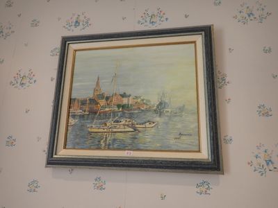 une photo d'un tableau accroché au mur