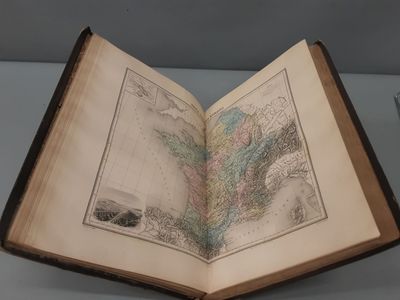 un livre ouvert sur lequel figure une carte des États-Unis