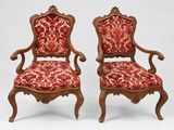 une paire de chaises en bois sculpté, recouvertes de tissu rouge, recouvertes de tissu rouge, recouvertes de tissu rouge, recouvertes de tissu rouge