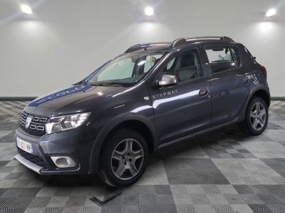 la voiture grise est garée sur un sol en damier dans le garage