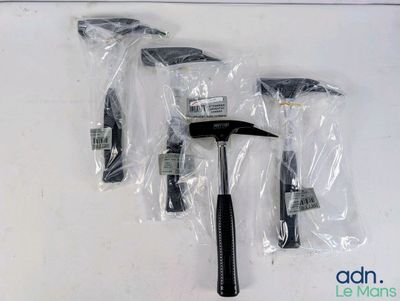trois marteaux sont emballés dans des sacs en plastique, posés sur une surface blanche