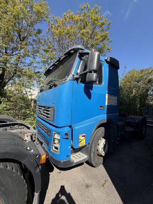 un camion bleu garé sur le bord de la route