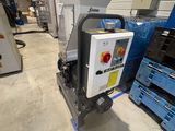 une machine qui se trouve au milieu d'un entrepôt