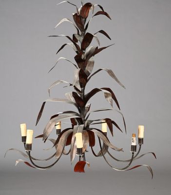 une image d'un lustre composé de feuilles métalliques