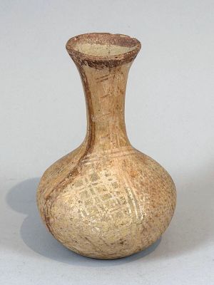 un petit vase posé sur une table