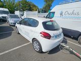 une voiture blanche garée sur un parking à côté d'une camionnette blanche