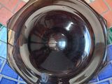 un bol en verre posé sur une table en mosaïque