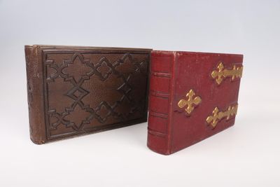 paire de livres anciens reliés en cuir avec des motifs estampés à l'or