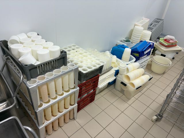 Lot de faisselles et caisse plastique 