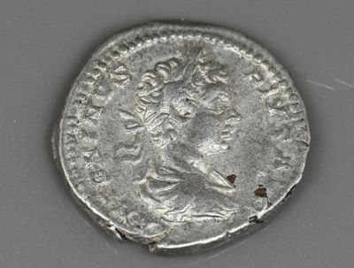 une pièce d'argent représentant une femme
