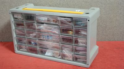 une photo d'un meuble de rangement en plastique contenant de nombreux objets