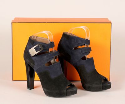 chaussures à talons hauts noires et grises, avec des boucles et un boîtier