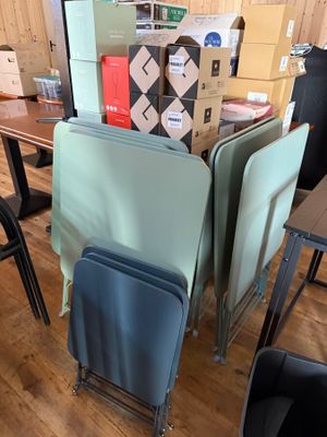 de nombreuses chaises et tables dans une pièce où se trouvent de nombreux cartons