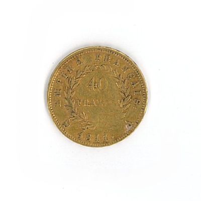l'image d'une pièce d'or posée sur une surface blanche